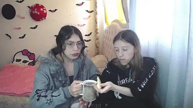 Snapshot of Briar_y_Blair chatting on 03-17-26, 02:42 Briar y Blair online show from 03-17-26, 02:42