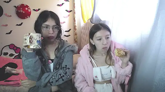 Snapshot of Briar_y_Blair chatting on 03-18-26, 02:31 Briar y Blair online show from 03-18-26, 02:31