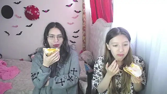 Snapshot of Briar_y_Blair chatting on 03-25-26, 03:18 Briar y Blair online show from 03-25-26, 03:18