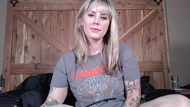 Snapshot of onesmittenkitten chatting on 05-19-26, 05:41 onesmittenkitten online show from 05-19-26, 05:41