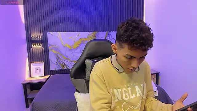 TaylerMiles online show from 02-10-26, 03:32