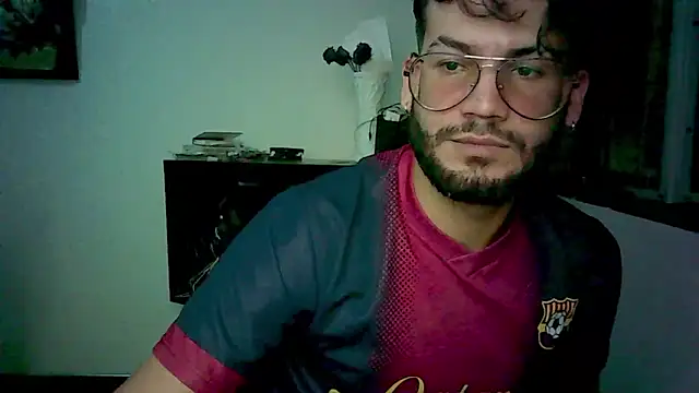 Snapshot of thedragonboyxxx chatting on 03-12-26, 04:18 thedragonboyxxx online show from 03-12-26, 04:18