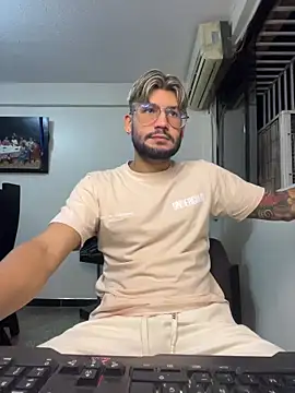 Snapshot of thedragonboyxxx chatting on 03-25-26, 03:12 thedragonboyxxx online show from 03-25-26, 03:12