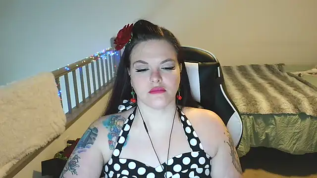 VixieVanderbilt online show from 12-17-25, 04:46