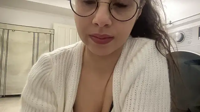 Snapshot of RosaDream chatting on 02-18-26, 04:03 RosaDream online show from 02-18-26, 04:03