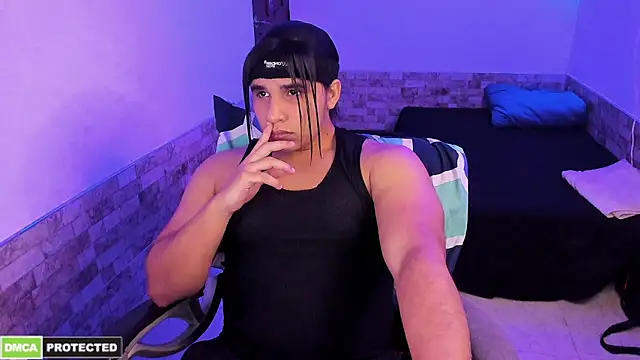 Snapshot of latinboyfit chatting on 04-17-26, 04:15 latinboyfit online show from 04-17-26, 04:15