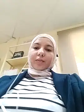 Snapshot of Mona139206 chatting on 12-17-25, 09:04 Mona139206 online show from 12-17-25, 09:04