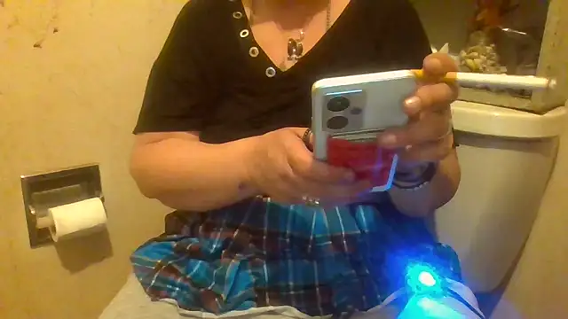 Snapshot of becky1111 chatting on 06-14-26, 10:01 becky1111 online show from 06-14-26, 10:01