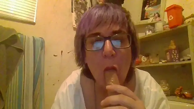 Snapshot of becky1111 chatting on 06-25-26, 12:10 becky1111 online show from 06-25-26, 12:10
