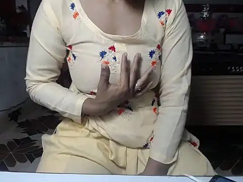 Snapshot of surbhi01 chatting on 05-13-26, 07:06 surbhi01 online show from 05-13-26, 07:06
