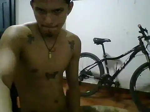 Snapshot of Andresdelvez chatting on 05-11-26, 02:45 Andresdelvez online show from 05-11-26, 02:45