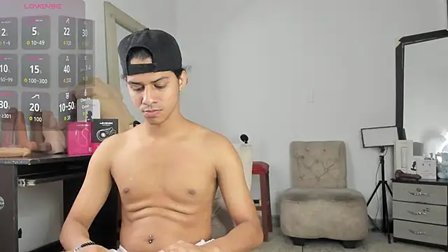 Snapshot of Victor_LatinBoy chatting on 04-12-26, 04:06 Victor LatinBoy online show from 04-12-26, 04:06
