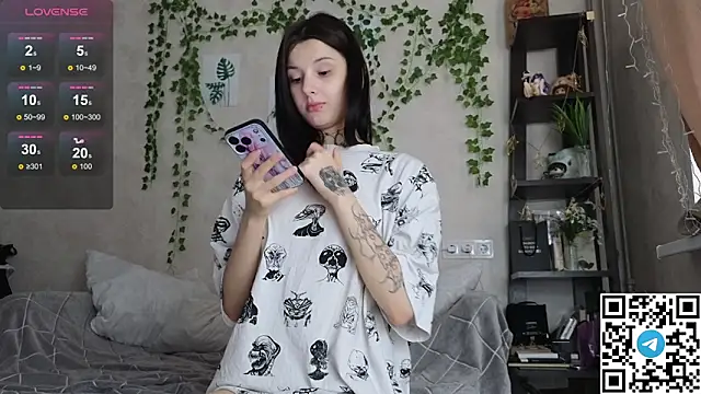 Snapshot of LeonaHinnes chatting on 04-17-26, 11:02 LeonaHinnes online show from 04-17-26, 11:02