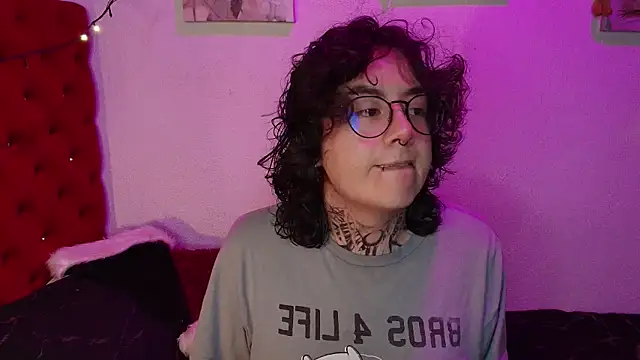 Snapshot of VelvetKai_nom chatting on 12-23-25, 06:44 VelvetKai nom online show from 12-23-25, 06:44