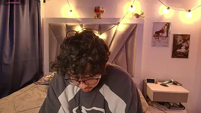 Snapshot of VelvetKai_nom chatting on 04-15-26, 11:39 VelvetKai nom online show from 04-15-26, 11:39