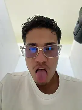 Latin Paisa Boy online show from 06-25-26, 08:13