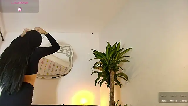 lucianaglow  online show from 02-04-26, 01:00