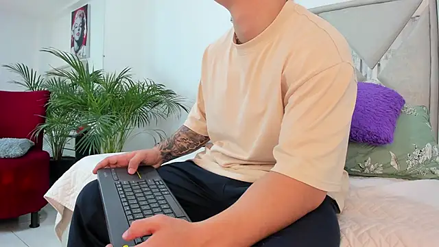 Snapshot of Liam_saint chatting on 03-13-26, 01:18 Liam saint online show from 03-13-26, 01:18