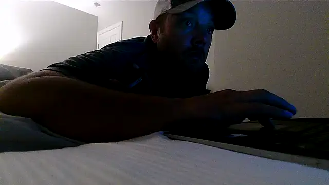 Snapshot of nuttincowboy chatting on 05-19-26, 01:44 nuttincowboy online show from 05-19-26, 01:44