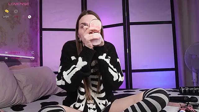 Snapshot of Alice_Goth chatting on 03-12-26, 10:32 Alice Goth online show from 03-12-26, 10:32