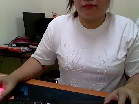 Snapshot of Sarah_no_land chatting on 04-09-26, 03:06 Sarah no land online show from 04-09-26, 03:06