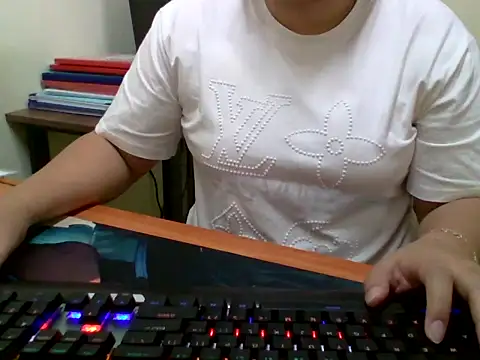 Snapshot of Sarah_no_land chatting on 04-15-26, 02:18 Sarah no land online show from 04-15-26, 02:18