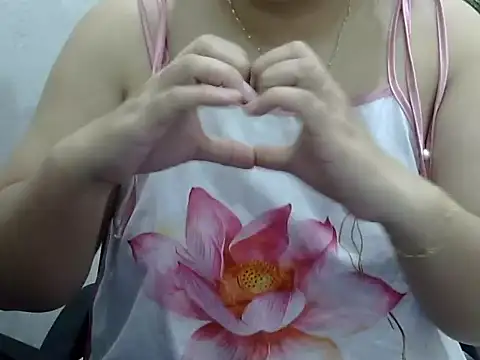 Snapshot of Sarah_no_land chatting on 04-16-26, 02:07 Sarah no land online show from 04-16-26, 02:07