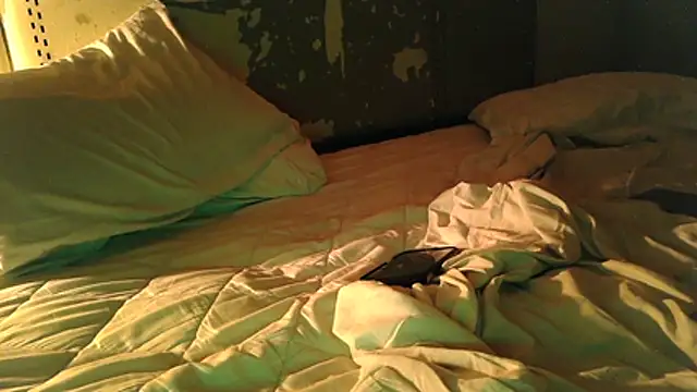 Snapshot of cloudyplay661 chatting on 03-25-26, 12:33 cloudyplay661 online show from 03-25-26, 12:33