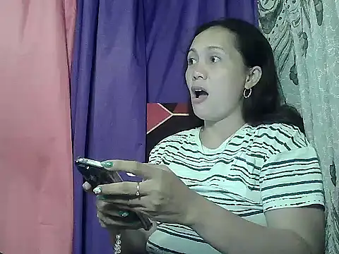 Snapshot of prettymomma24xx chatting on 05-28-26, 10:23 prettymomma24xx online show from 05-28-26, 10:23