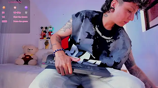 Zury Ramirez online show from 05-10-26, 02:33