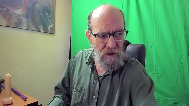 Snapshot of Uncle_Hottie chatting on 04-15-26, 04:58 Uncle Hottie online show from 04-15-26, 04:58