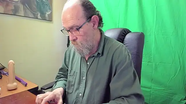 Snapshot of Uncle_Hottie chatting on 04-15-26, 07:58 Uncle Hottie online show from 04-15-26, 07:58