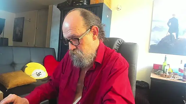 Snapshot of Uncle_Hottie chatting on 05-31-26, 06:09 Uncle Hottie online show from 05-31-26, 06:09
