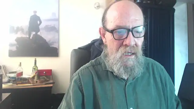 Snapshot of Uncle_Hottie chatting on 06-19-26, 03:27 Uncle Hottie online show from 06-19-26, 03:27