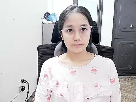 Snapshot of Shulee- chatting on 04-21-26, 02:37 Shulee- online show from 04-21-26, 02:37