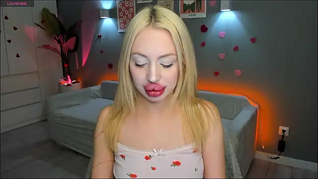 Luna Beverly online show from 02-22-26, 08:18