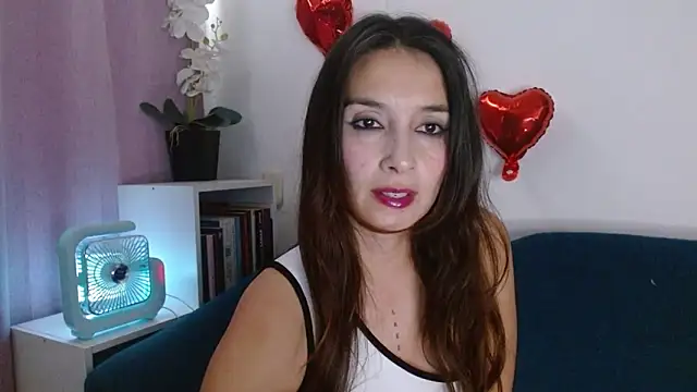 Snapshot of Almaglow_ chatting on 02-26-26, 06:40 Almaglow online show from 02-26-26, 06:40