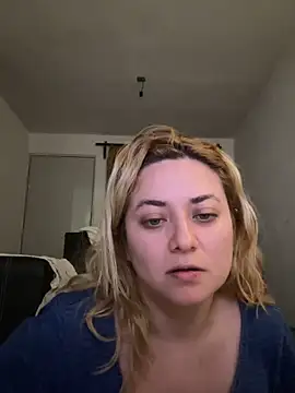 Snapshot of Lililuxx chatting on 04-20-26, 07:22 Lililuxx online show from 04-20-26, 07:22