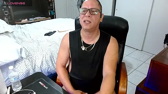 Snapshot of Daddy_1970 chatting on 03-31-26, 09:32 Daddy 1970 online show from 03-31-26, 09:32