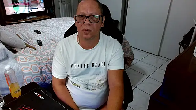 Snapshot of Daddy_1970 chatting on 04-15-26, 08:20 Daddy 1970 online show from 04-15-26, 08:20