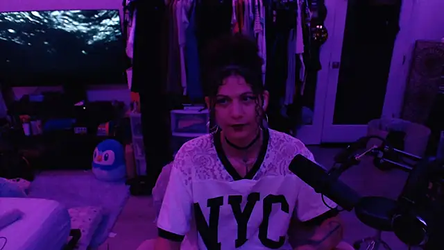 Snapshot of prickly_priscilla chatting on 05-19-26, 04:30 prickly priscilla online show from 05-19-26, 04:30