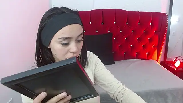 sofiaspring online show from 06-17-26, 03:46