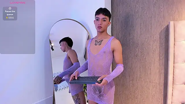 Snapshot of LeoHard__ chatting on 03-25-26, 12:00 LeoHard online show from 03-25-26, 12:00