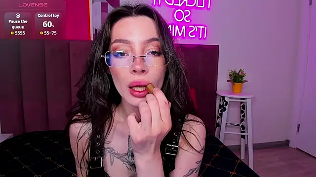 Snapshot of IvyDainty chatting on 06-21-26, 01:08 IvyDainty online show from 06-21-26, 01:08