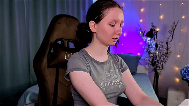 Snapshot of SunshineBlaze chatting on 04-15-26, 01:29 SunshineBlaze online show from 04-15-26, 01:29