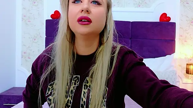 Snapshot of EvelinHill chatting on 03-08-26, 05:11 EvelinHill online show from 03-08-26, 05:11