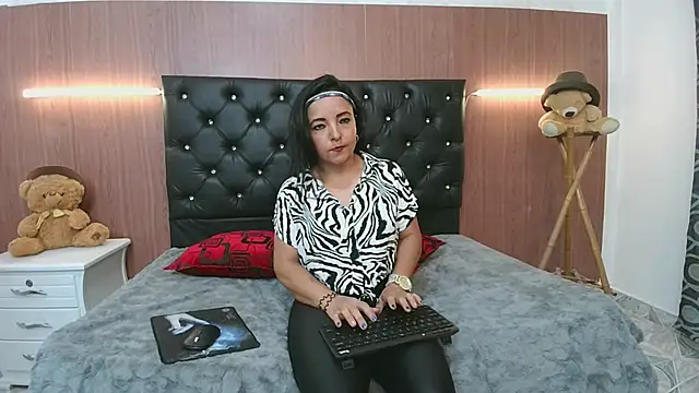 Snapshot of lolitaa_lux chatting on 01-13-26, 01:27 lolitaa lux online show from 01-13-26, 01:27