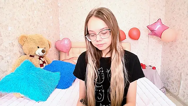 Snapshot of LolliStrawberry chatting on 03-16-26, 02:28 LolliStrawberry online show from 03-16-26, 02:28