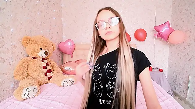 Snapshot of LolliStrawberry chatting on 03-16-26, 05:44 LolliStrawberry online show from 03-16-26, 05:44