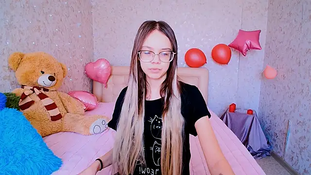 Snapshot of LolliStrawberry chatting on 03-21-26, 04:06 LolliStrawberry online show from 03-21-26, 04:06